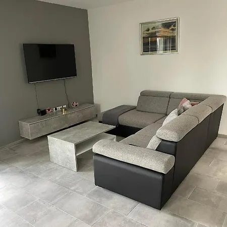 Ivanica Apartment Lukoran